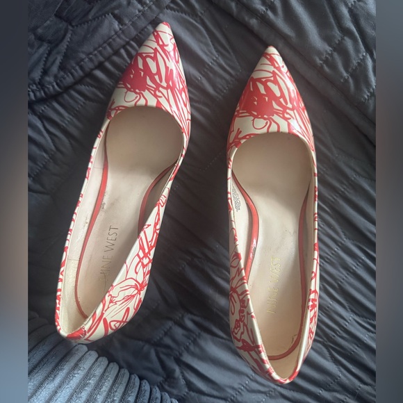 Nine West stylish dress pump
Shoe size 7.5
Originally $50, worn 3 times only - Picture 6 of 12
